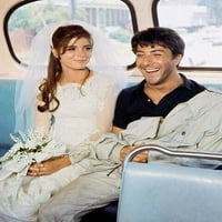 A diplomás Katharine Ross esküvői ruhában, Dustin Hoffman a busz poszterben